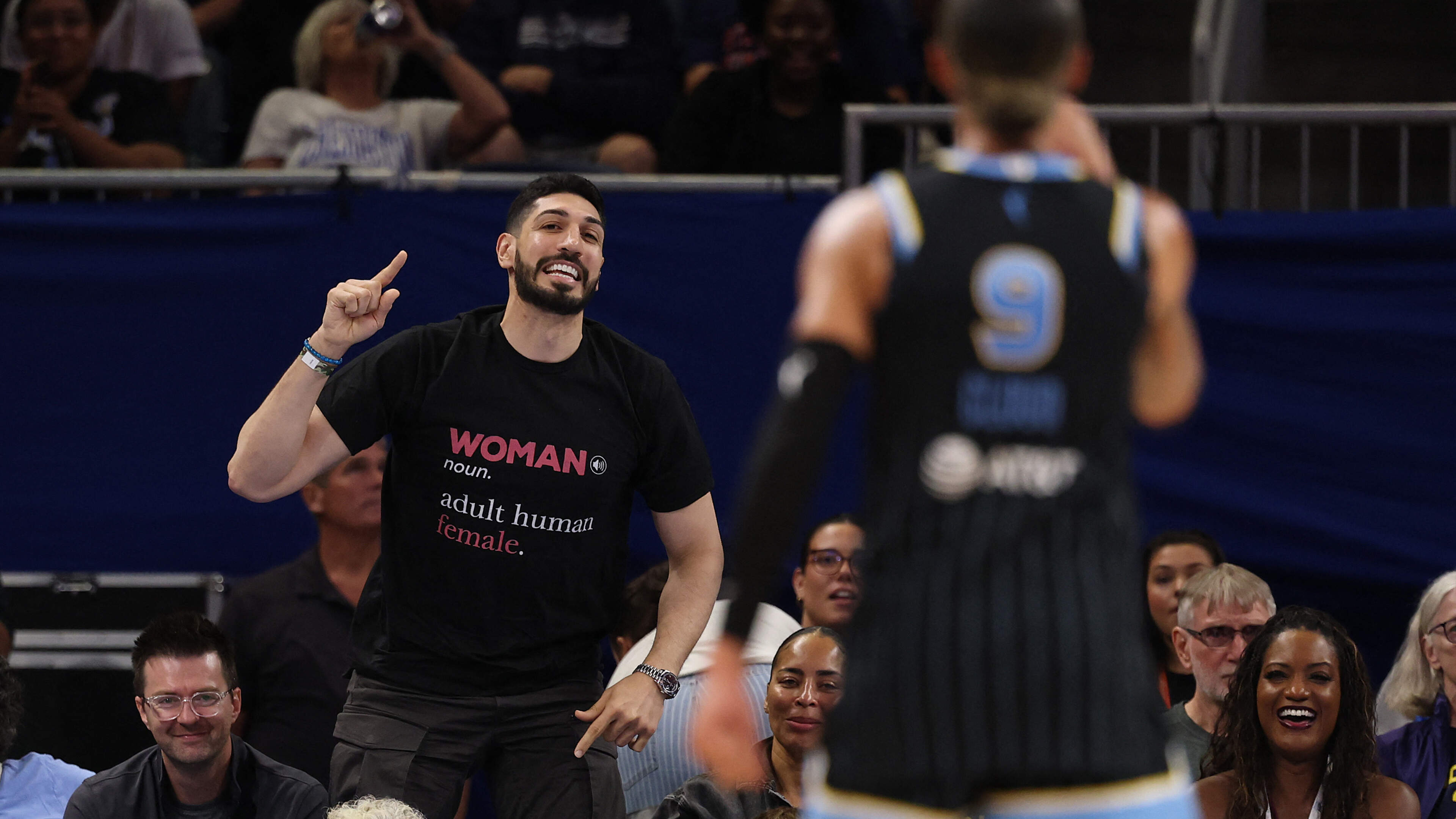 Nieuwe rel in transgenderdebat in WNBA: ex-NBA-speler uit zaal gezet na verhitte confrontatie met speelster